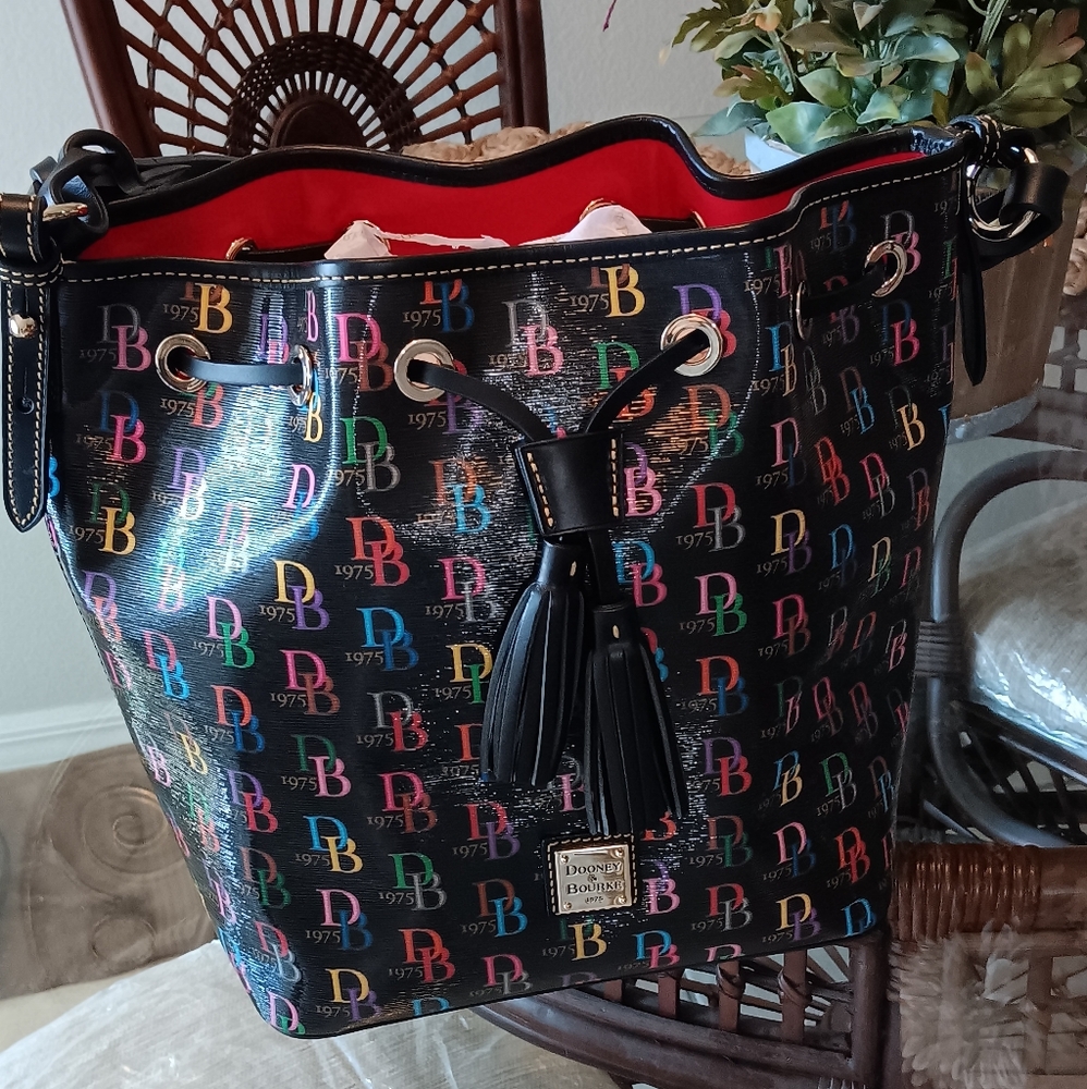 BEAUTIFUL 😍 BUCKET DOONEY HANDBAG:"